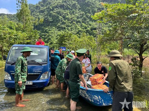  Các nhu yếu phẩm được Đồn Biên phòng Cát Bà chuyển tới vùng bị ảnh hưởng bão lũ.  