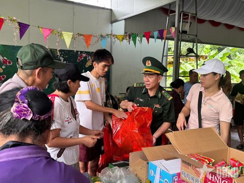 Các phần quà thiết yếu được trao tặng hỗ trợ bà con. 