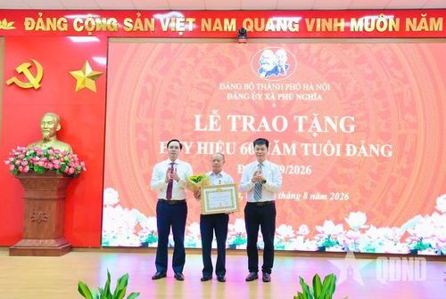 Đồng chí Nguyễn Văn Toàn (ngoài cùng bên phải), Phó trưởng Ban Nội chính Thành ủy Hà Nội và đồng chí Trịnh Tiến Tường (ngoài cùng bên trái), Bí thư Đảng ủy, Chủ tịch HĐND xã Phú Nghĩa trao tặng Huy hiệu 60 năm tuổi Đảng cho đồng chí Nguyễn Hữu Chăm, đảng viên Chi bộ thôn Phù Yên.