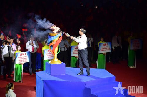 Lãnh đạo TP Cần Thơ thắp sáng ngọn đuốc đại hội.