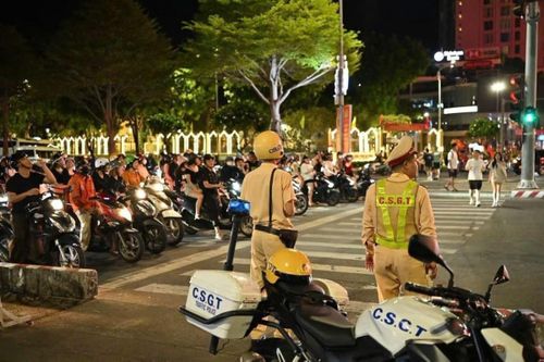 Công an TP Đà Nẵng điều tiết, bảo vệ an toàn cho đông đảo người hâm mộ xuống đường ăn mừng chức vô địch ASEAN Cup 2026 của đội tuyển Việt Nam.