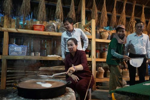 Phó Chủ tịch UBND TP Đà Nẵng Nguyễn Thị Anh Thi cùng trải nghiệm làm bánh tại đêm klhai mạc.