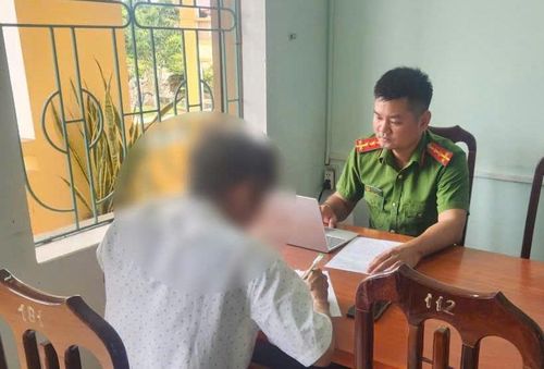 Cán bộ Công an xã Tân Mỹ tuyên truyền, nhắc nhở ông T. về việc sử dụng mạng xã hội.