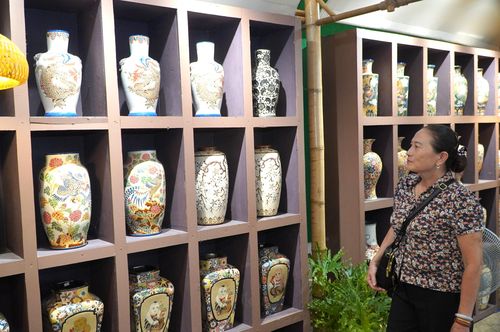  Du khách tham quan không gian trưng bày gốm ở Đồng Nai: Ảnh: PHÚ NGÂN 