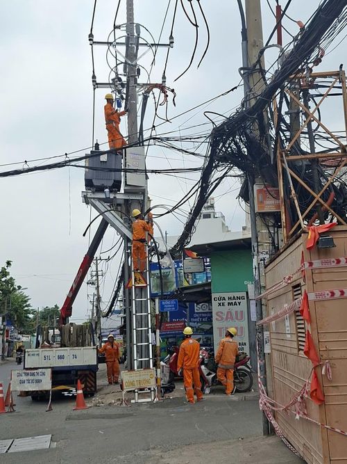 Ngành điện lực TPHCM sửa chữa lưới điện trên đường Phạm Văn Chiêu, phường An Hội Đông (TPHCM). Ảnh: ĐỨC TRUNG