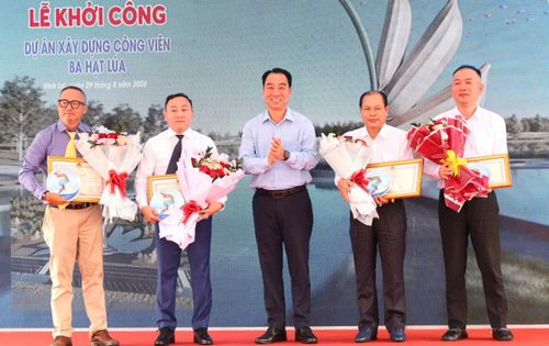  Chủ tịch UBND tỉnh Cà Mau Lữ Quang Ngời tặng bằng khen và hoa cho các nhà tài trợ xây dựng biểu tượng Ba hạt lúa 