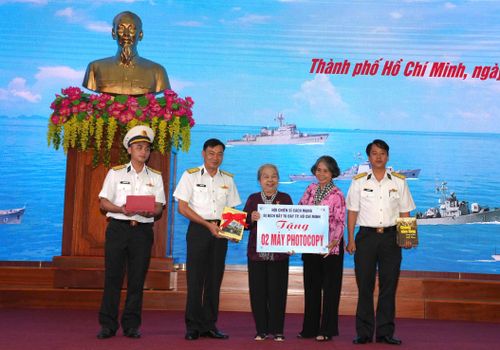 Hội Chiến sĩ cách mạng bị địch bắt tù đày TPHCM trao quà đến Lữ đoàn 171 Hải Quân 