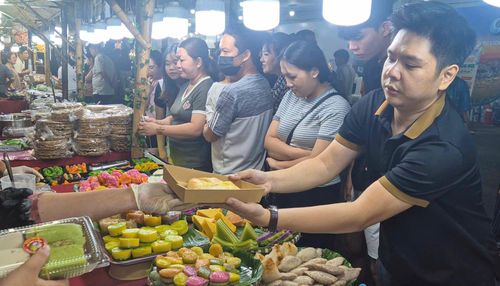 Người dân, du khách thưởng thức và trải nghiệm ẩm thực
