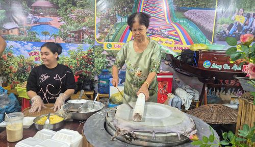 Nghệ nhân trình diễn cách làm bánh truyền thống
