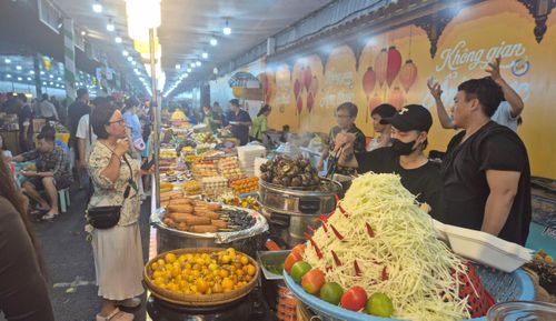 Các gian hàng bày bán ẩm thực địa phương