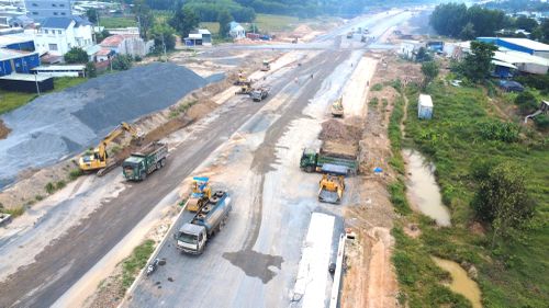  Toàn cảnh công trường dự án đường 25C. Ảnh: PHÚ NGÂN 