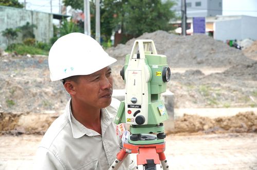  Công nhân thi công trong ngày nghỉ lễ Quốc khánh 2-9. Ảnh: PHÚ NGÂN 