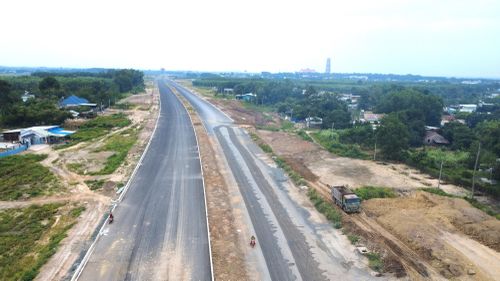  Đường 25C đang dần được hoàn thiện. Ảnh: PHÚ NGÂN 