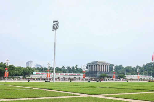  Trong ngày đầu tiên của kỳ nghỉ lễ 2-9, rất đông người dân đã vào Lăng viếng Lăng Bác. Ảnh: TIẾN CƯỜNG 