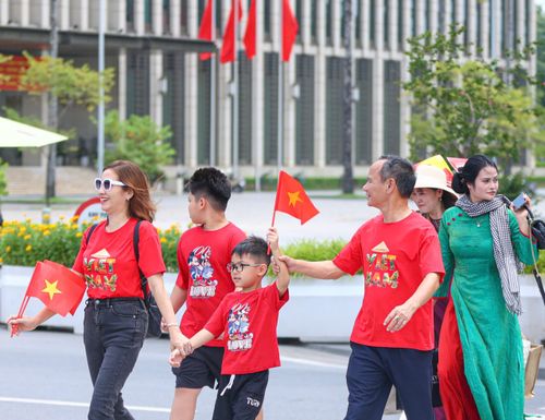  Dịp nghỉ lễ 2-9, Thủ đô Hà Nội đón rất nhiều du khách khắp nơi. Ảnh: TIẾN CƯỜNG 