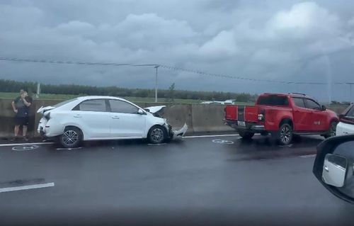  Nhiều xe ô tô bị hư hỏng sau vụ va chạm 
