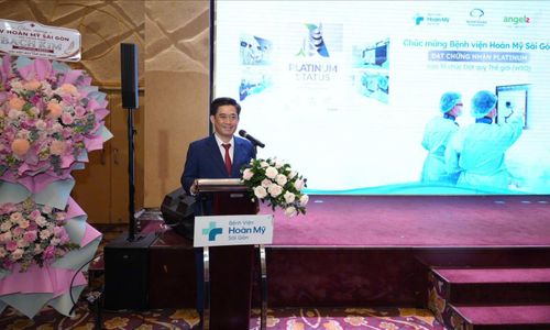 ThS-BS Nguyễn Ngọc Bảo Long, Giám đốc Bệnh viện Hoàn Mỹ Sài Gòn phát biểu tại lễ đón chứng nhận Bạch kim về điều trị đột quỵ