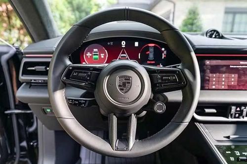 Sau 37 lượt trả giá, chiếc xe được bán với giá 97.000 USD – một kết quả có thể chấp nhận được nếu giá mua ban đầu chỉ ở mức 112.700 USD.
