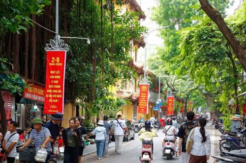 Sắc đỏ của cờ Tổ quốc không chỉ làm đẹp thêm diện mạo Thủ đô mà còn góp phần khơi dậy niềm tự hào, tình yêu đất nước và tinh thần hướng về ngày hội lớn của dân tộc.