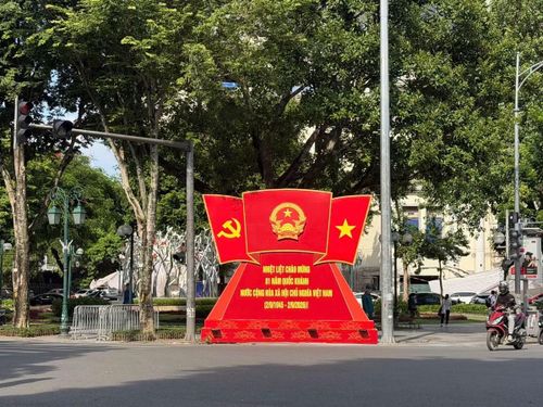 Theo Sở Văn hóa, Thể thao và Du lịch Hà Nội, hướng tới kỷ niệm 81 năm Quốc khánh (2/9/1945 - 2/9/2026), thành phố triển khai trang trí, tuyên truyền cổ động trực quan tại các khu vực trọng điểm, tuyến phố trung tâm và không gian công cộng.