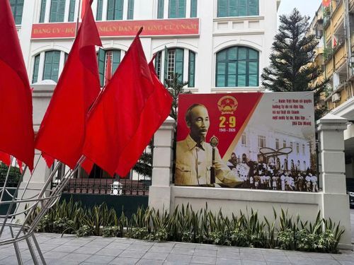 Việc chụp ảnh giữa không gian cờ hoa không đơn thuần là một kỷ niệm. Với nhiều người, đó còn là cách thể hiện tình yêu quê hương, niềm tự hào dân tộc và lưu giữ một phần ký ức về những ngày tháng đặc biệt của đất nước.