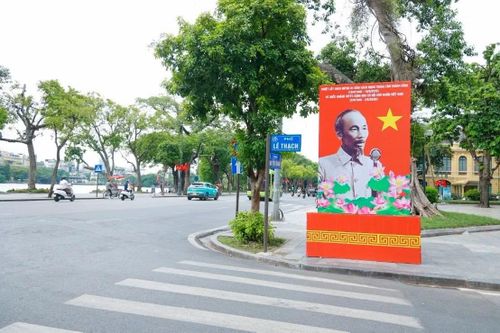 Trên những tuyến phố trung tâm, các cụm pano, áp phích với nội dung tuyên truyền về ngày Cách mạng tháng Tám và Quốc khánh 2/9 tạo điểm nhấn nổi bật giữa lòng Thủ đô.