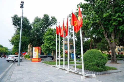 Khu vực xung quanh hồ Gươm được trang trí lộng lẫy bằng pano, áp phích.