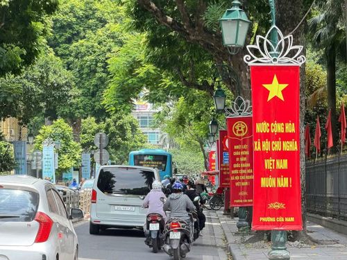 Hệ thống băng rôn được trang trí đồng bộ, trải dài trên nhiều tuyến phố, góp phần tạo nên không khí rộn ràng trước thềm Quốc khánh 2/9.