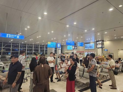 Hành khách trở lại nhà chờ sau khi máy bay không thể cất cánh.