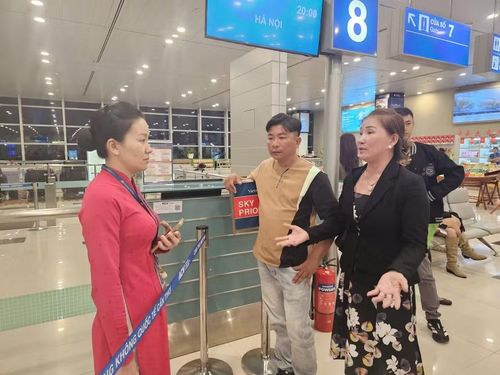 Hành khách bức xúc khi kế hoạch du lịch ngày lễ bị đảo lộn.