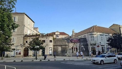 Trogir là đô thị cổ hơn 2.300 năm tuổi bên bờ Adriatic, nổi bật với khu phố cổ được UNESCO công nhận là Di sản Thế giới và là một trong những quần thể kiến trúc lịch sử được bảo tồn tốt nhất châu Âu. (Ảnh: Nguyễn Hoàng Linh)