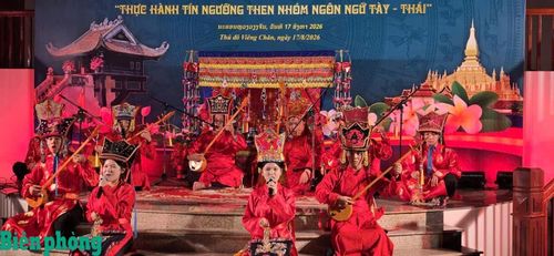 Các nghệ sĩ, nghệ nhân Then biểu diễn tại Lào. Ảnh: Xuân Bách