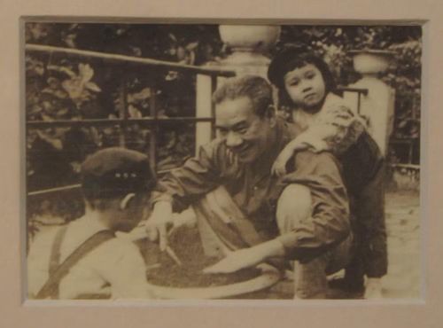 Bộ trưởng Nguyễn Văn Huyên chơi cùng các cháu ngoại, năm 1972. Ảnh tư liệu Bảo tàng Nguyễn Văn Huyên.