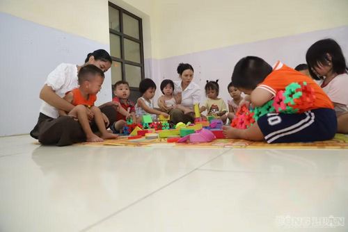 Bởi vậy, khi năm học mới đã cận kề, lớp học của cô Hương vẫn còn khá trống, chưa được trang trí đầy đủ như nhiều lớp mầm non khác.