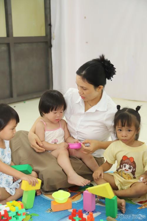 Hai mươi năm qua, cô Hương đã đi qua nhiều lớp học, nhiều thế hệ học trò. Có những ngày mệt mỏi, những mùa nước khiến việc đến trường thêm nhọc nhằn, nhưng rồi sáng hôm sau cô vẫn có mặt tại lớp từ 6h để đón trẻ.
