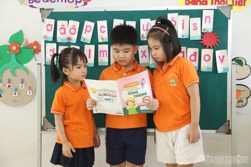 Nghị định 182/2026/NĐ-CP ngày 22/5/2026 của Chính phủ đã điều chỉnh tăng phụ cấp ưu đãi nghề của giáo viên lên mức 45-80%, đồng thời bổ sung mức phụ cấp 20% đối với nhân viên trường học. Đây được đánh giá là chính sách mạnh, tạo thêm động lực để đội ngũ yên tâm công tác.