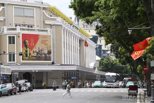 Đặc biệt, hình ảnh Chủ tịch Hồ Chí Minh đọc Tuyên ngôn Độc lập tại Quảng trường Ba Đình năm 1945 được thể hiện trang trọng trên nhiều pa-nô cỡ lớn, gợi nhắc về dấu mốc lịch sử thiêng liêng của dân tộc.