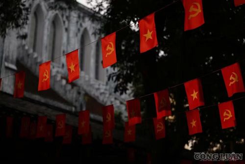 Những hình ảnh quen thuộc của cờ đỏ sao vàng trên các tuyến phố, khu dân cư trong những ngày tháng Tám góp phần lan tỏa niềm tự hào, tinh thần đoàn kết và tình yêu quê hương, đất nước trong các tầng lớp nhân dân.