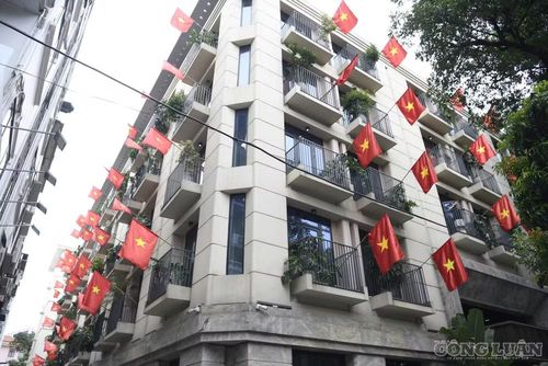 Không chỉ ở khu vực trung tâm, không khí chào mừng Quốc khánh còn hiện diện rõ nét tại các khu dân cư.