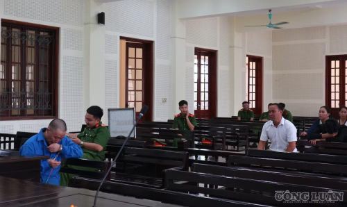 Bị cáo hối hận, bật khóc khi gặp người thân tại tòa. Ảnh: Kim Long