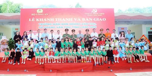 Thiếu tướng Nguyễn Hồng Nguyên, ông Đoàn Thanh Sơn và Đại tá Vũ Thanh Tùng cùng các đại biểu, thầy, cô giáo và các em học sinh Trường Mầm non Hoàng Văn Thụ.Ảnh: bocongan.gov.vn.