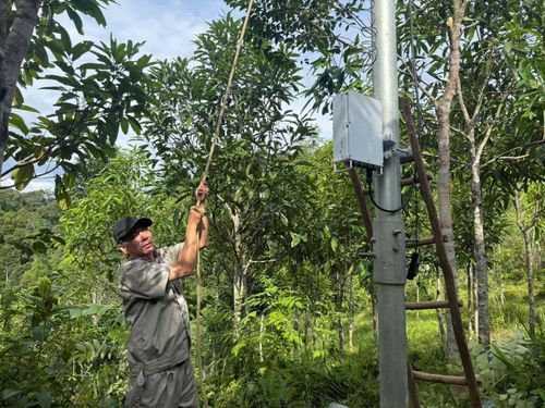 Trước đó, hệ thống điện mặt trời đã được lắp đặt tại thôn A’ur (Ảnh: Briu Quân)