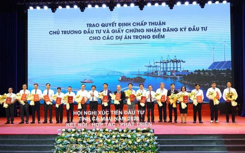 Lãnh đạo tỉnh Cà Mau trao quyết định, chứng nhận đầu tư cho các doanh nghiệp, nhà đầu tư.