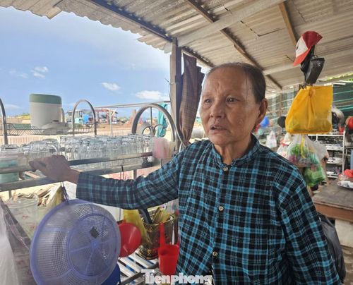 Bà Trần Thị Vân bị sạt lở căn nhà xuống sông.