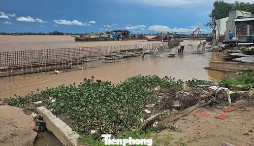 Hiện trường căn nhà ông Nhị đang được thi công bờ kè.