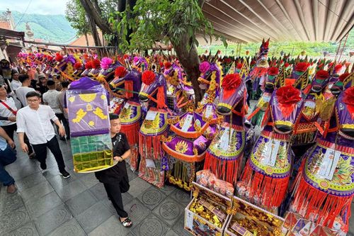 Hàng trăm ngựa giấy cỡ lớn xếp thành nhiều hàng, phủ kín một phần sân và khu vực phía trước đền, chờ đến lượt đưa đi hóa.