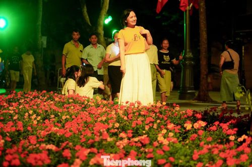 Hệ thống chiếu sáng cây xanh và cảnh quan được kích hoạt tuần tự từ khu vực cây đa, rồi lan dần về hai phía, cho đến khi toàn bộ không gian cảnh quan quanh hồ Hoàn Kiếm cùng bừng sáng.