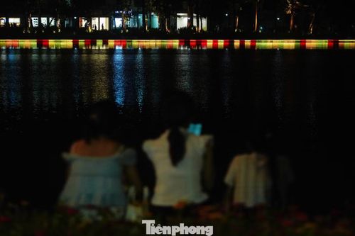 Tại hệ thống bờ kè, nguồn sáng bắt đầu từ điểm khởi nguồn, rồi lan tỏa theo hai hướng, từng bước mở rộng và khép kín thành một vòng sáng bao quanh hồ.