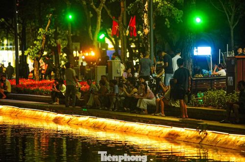 Qua từng sắc độ, ánh sáng gợi lên sự chuyển mình của cảnh quan theo thời gian - để Hồ Hoàn Kiếm không chỉ được chiếu sáng, mà còn như khoác lên mình một bức tranh bốn mùa, chuyển động nhẹ nhàng trong không gian đêm.