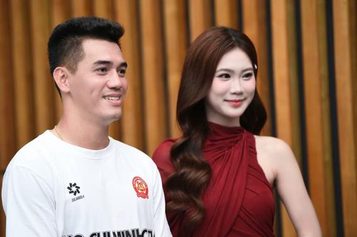  Thu Hằng ấn tượng Tiến Linh bởi khả năng phán đoán điểm rơi tốt, dứt điểm gọn gàng bằng cả đầu và chân. Ảnh: Dương Triều. 